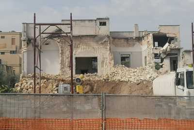 Bari, Villa Vera: ripresi i lavori per la demolizione dell'edificio liberty di via Amendola